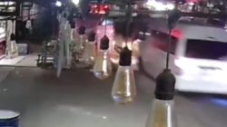 Kabupaten Bekasi - Tangkapan layar mobil Toyota Hiace menabrak pengendara motor dan gerobak mie ayam di Jalan Raya KH Makmun Nawawi, Desa Pasirsari, Kecamatan Cikarang Selatan, Kabupaten Bekasi, Minggu (15/12/2025) malam. Foto: Ist/Gobekasi.id.