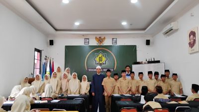 Kabupaten Bekasi - Foto bersama Pimpinan Yayasan Pondok Pesantren Nurul Huda Setu dengan para santri. Foto: Ist/Gobekasi.id.