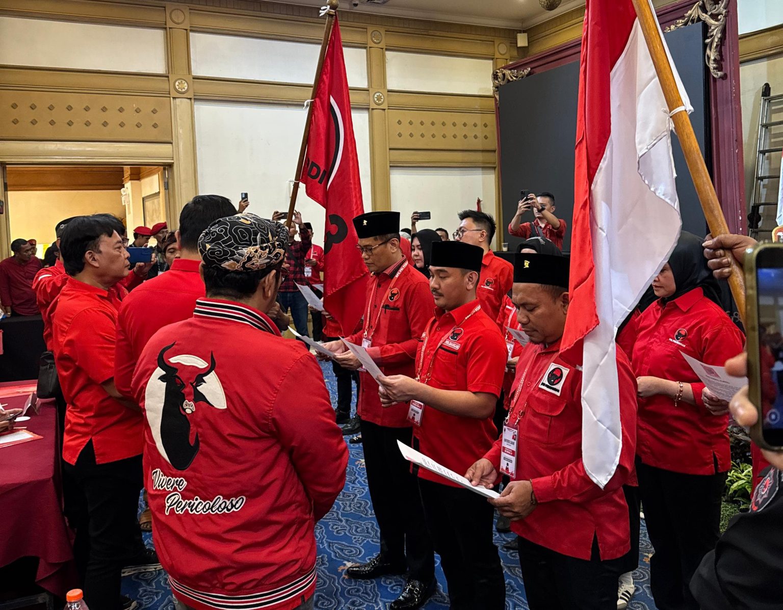 Kabupaten Bekasi - Ketua DPC PDI Perjuangan Kabupaten Bekasi, Ade Kuswara Kunang melantik sejumlah pengurus baru periode 2025-2030. Foto: Ist/Gobekasi.id.