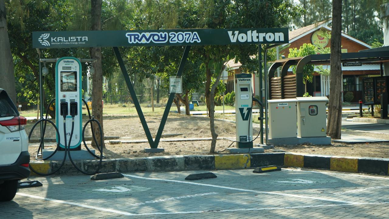 Bekasi - SPKLU yang beroperasi 24 jam di 26 Travoy Rest pada jaringan Tol Jasa Marga. Foto: Ist/Gobekasi.id.