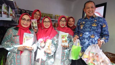 Kota Bekasi - Wali Kota Bekasi meresmikan sentra UMKM binaan Dewan Kerajinan Nasional Daerah (Dekranasda) di Rest Area KM 6B Tol Jakarta–Cikampek. Foto: Ist/Gobekasi.id.