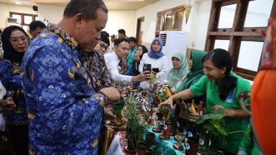 Kota Bekasi - Wali Kota Bekasi Tri Adhianto menghadiri langsung pertemuan pengurus Bank Sampah dan Tempat Pengolahan Sampah Reduce, Reuse, Recycle (TPS3R) se-Kota Bekasi yang digelar di Islamic Center Kota Bekasi. Foto: Ist/Gobekasi.id.