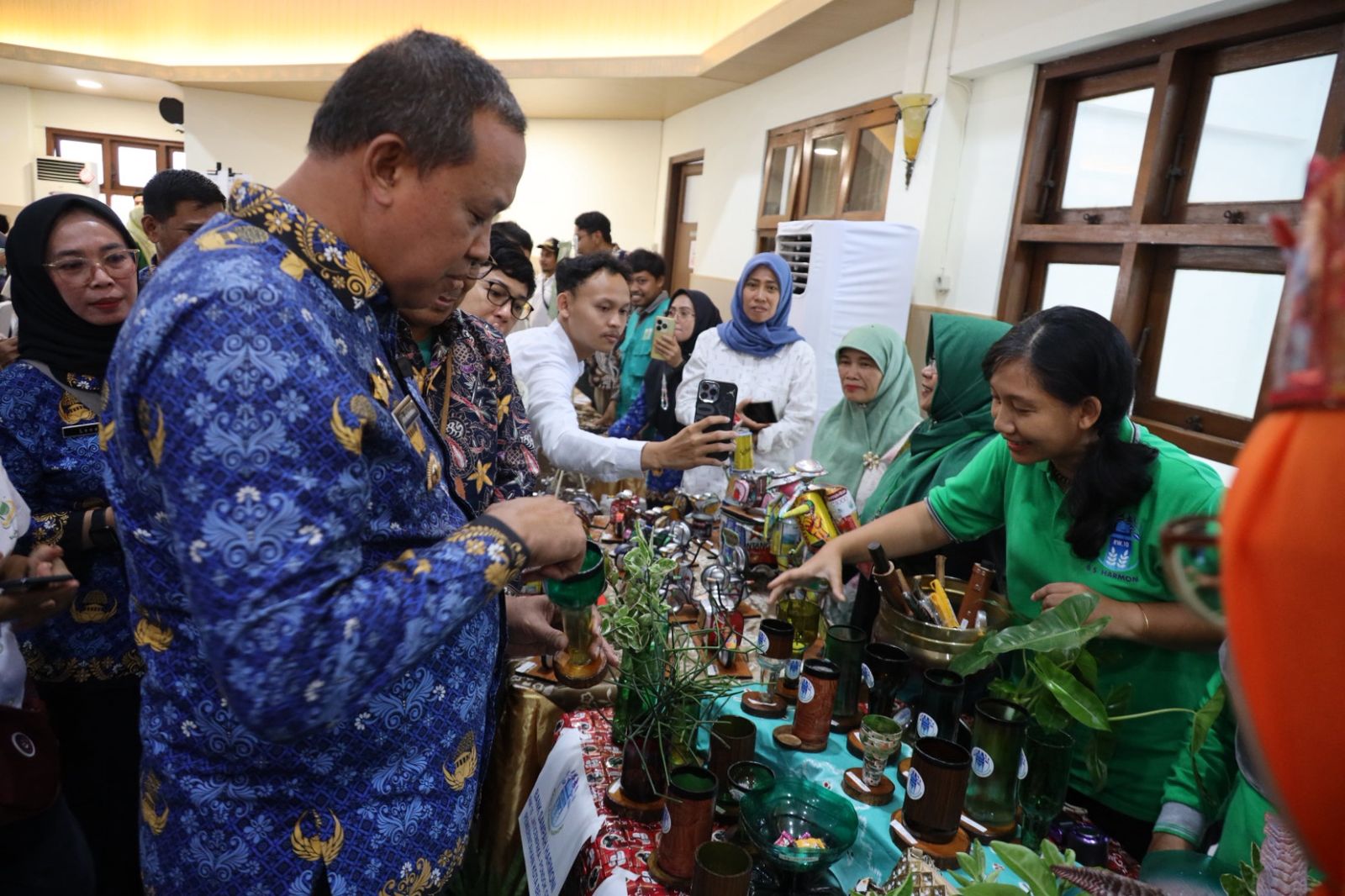 Kota Bekasi - Wali Kota Bekasi Tri Adhianto menghadiri langsung pertemuan pengurus Bank Sampah dan Tempat Pengolahan Sampah Reduce, Reuse, Recycle (TPS3R) se-Kota Bekasi yang digelar di Islamic Center Kota Bekasi. Foto: Ist/Gobekasi.id.