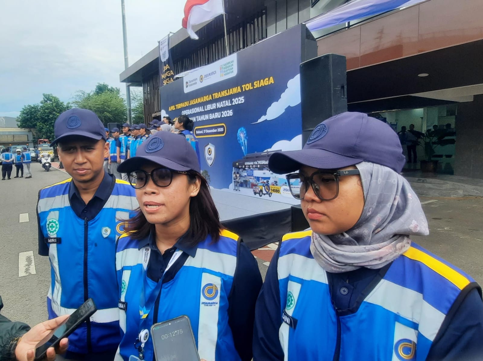 Kota Bekasi - Vice President Corporate Secretary and Legal PT Jasamarga Transjawa Tol, Ria Marlinda Paallo, saat memberikan keterangan arus lalu litntas jelang Natal dan Tahun Baru 2025/2026 di Kantor Jasa Marga, Bekasi Timur, Rabu (17/12/2025). Foto: Septian/Gobekasi.id.