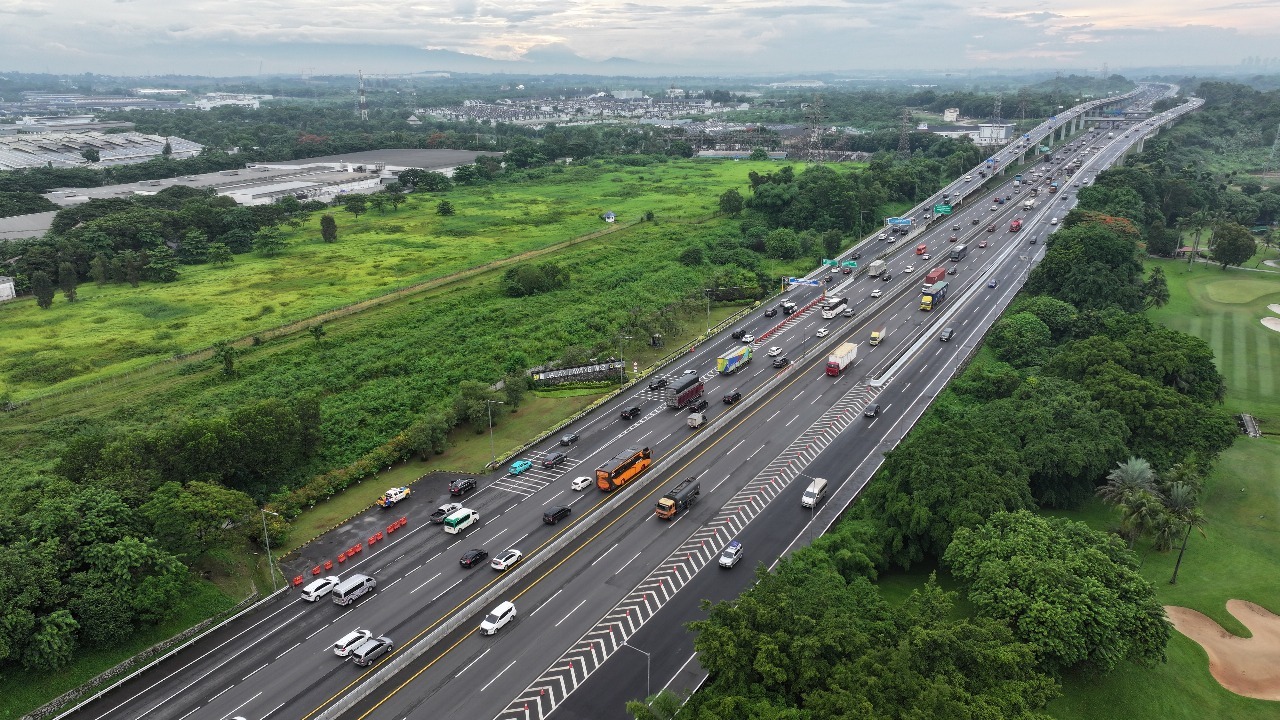 Bekasi - Foto udara kondisi lalu lintas di Tol MBZ jelang libur Nataru 2025/2026. Foto: Ist/Gobekasi.id.