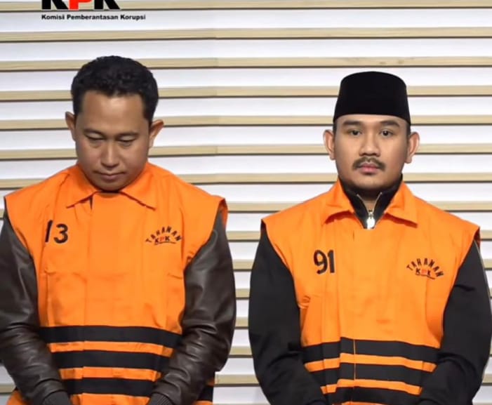 Kabupaten Bekasi - Sarjan, bersama Bupati Bekasi mengenakan rompi oranye tahanan KPK. Foto: Ist