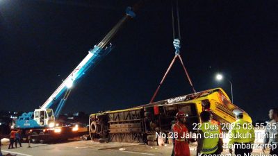 Semarang - Basarnas mengevakuasi Bus PO Cahaya Trans yang mengalami kecelakaan di KM 419 A Simpang Susun Krapyak, ruas Tol Batang–Semarang, Kota Semarang, Jawa Tengah, pada Senin (22/12/2025) dini hari. Foto: Ist