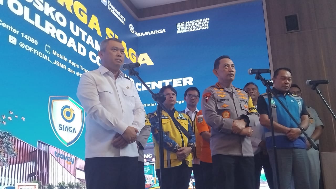 Kota Bekasi - Menteri Perhubungan Dudy Purwagandhi bersama Kapolri di Command Center Jasa Marga, Jatiasih, Kota Bekasi, Senin (22/12/2025). Foto: Septian/Gobekasi.id.