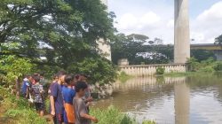 Kabupaten Bekasi - Tiga remaja dilaporkan tenggelam saat berenang di danau Lambang Sari, Kampung Buaran, Desa Lambang Sari, Kecamatan Tambun Selatan, Kabupaten Bekasi, Senin (22/12/2025). Foto: Ist/Gobekasi.id.