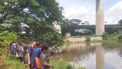 Kabupaten Bekasi - Tiga remaja dilaporkan tenggelam saat berenang di danau Lambang Sari, Kampung Buaran, Desa Lambang Sari, Kecamatan Tambun Selatan, Kabupaten Bekasi, Senin (22/12/2025). Foto: Ist/Gobekasi.id.