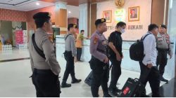 Kabupaten Bekasi - Penyidik KPK membawa koper diduga berkas suap usai penggeledahan ruang Bupati Bekasi dan tiga ruang dinas. Foto: Ist/Gobekasi.id.