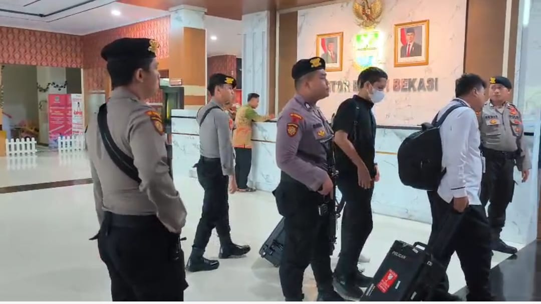 Kabupaten Bekasi - Penyidik KPK membawa koper diduga berkas suap usai penggeledahan ruang Bupati Bekasi dan tiga ruang dinas. Foto: Ist/Gobekasi.id.