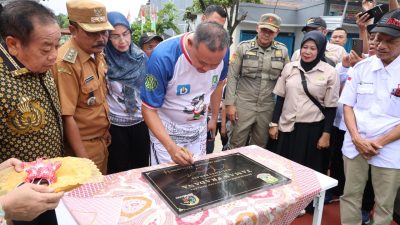 Kota Bekasi - Wali Kota Bekasi, Tri Adhianto membubuhkan tandatanganya dalam prasasti sebagai tanda diresmikannya Taman Pradana di Kranji, Bekasi Barat. Foto: Ist/Gobekasi.id.