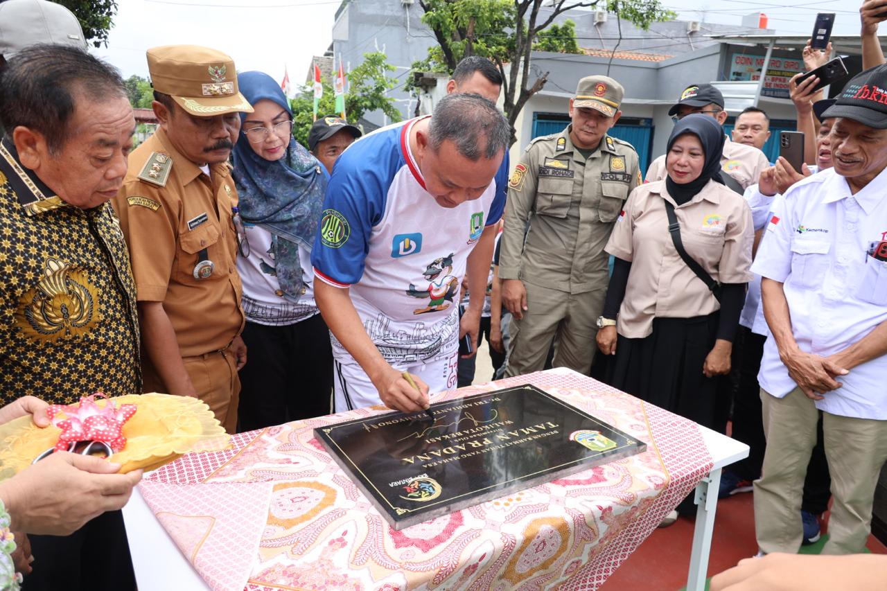 Kota Bekasi - Wali Kota Bekasi, Tri Adhianto membubuhkan tandatanganya dalam prasasti sebagai tanda diresmikannya Taman Pradana di Kranji, Bekasi Barat. Foto: Ist/Gobekasi.id.