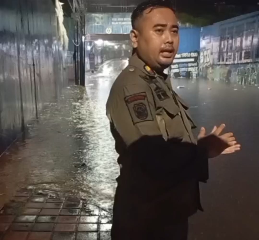 Kota Bekasi - Petugas Satpol PP Kota Bekasi mengabadikan kondisi Jalan Underpas H Nonon Sonthanie, Bekasi Timur, lumpuh akibat banjir, Kamis (25/12/2025). Foto: Ist/Gobekasi.id.