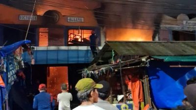 Kota Bekasi - Petugas Damkar berjibaku memadamkan api yang melalap bangunan ruko di Jalan Ir Juanda, Bekasi Timur, Kota Bekasi, Jumat (26/12/2025) dini hari.