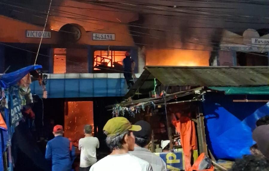 Kota Bekasi - Petugas Damkar berjibaku memadamkan api yang melalap bangunan ruko di Jalan Ir Juanda, Bekasi Timur, Kota Bekasi, Jumat (26/12/2025) dini hari.