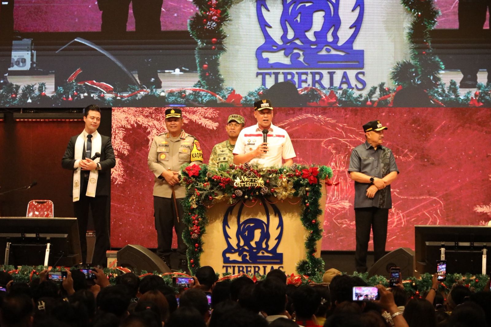 Kota Bekasi - Wali Kota Bekasi Tri Adhianto saat menghadiri perayaan Natal di Gereja Tiberias, Bekasi, Kamis (25/12/2025). Foto: Ist/Gobekasi.id.