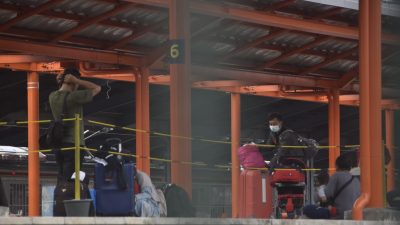 Kota Bekasi - Warga sedang menunggu kereta api di Stasiun Kota Bekasi pada momen libur Nataru 2025/2026. Foto: Septian/Gobekasi.id.