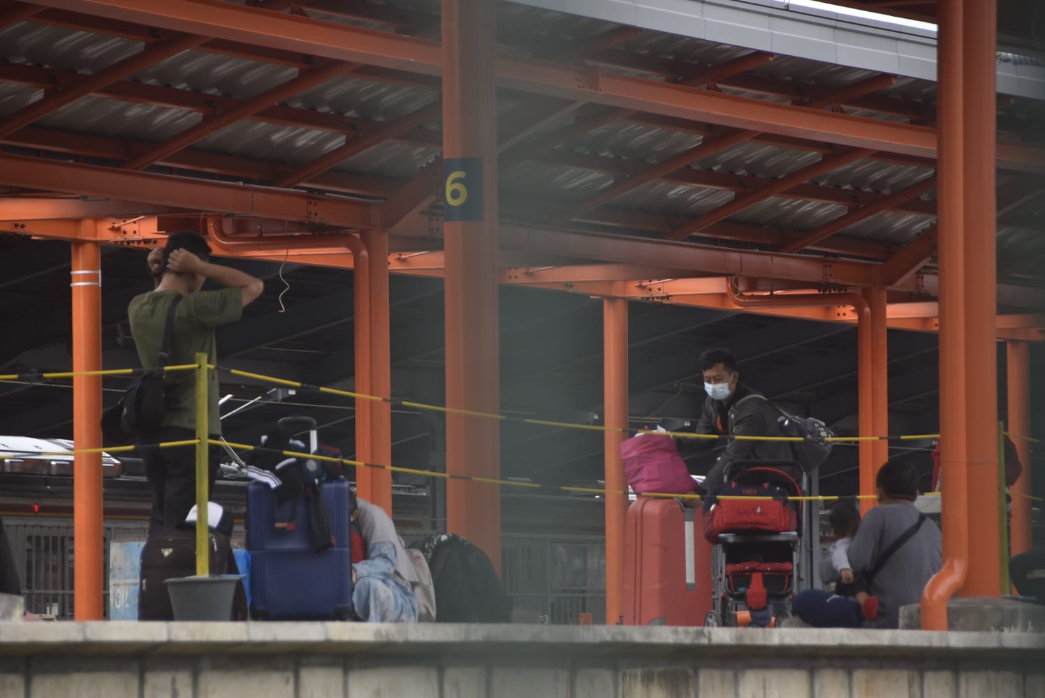 Kota Bekasi - Warga sedang menunggu kereta api di Stasiun Kota Bekasi pada momen libur Nataru 2025/2026. Foto: Septian/Gobekasi.id.