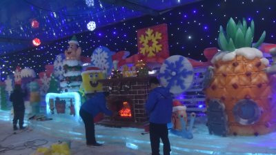 Kota Bekasi - First Frozen Kingdom, wahana salju legendaris yang menghadirkan sensasi dingin ekstrem di tengah kota. Foto: Septian/Gobekasi.id.