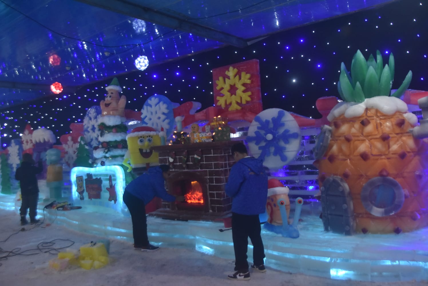 Kota Bekasi - First Frozen Kingdom, wahana salju legendaris yang menghadirkan sensasi dingin ekstrem di tengah kota. Foto: Septian/Gobekasi.id.