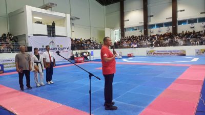 Kota Bekasi - Wali Kota Bekasi, Tri Adhianto Tjahyono membuka secara langsung Kejuaraan Gubernur Cup V Taekwondo Indonesia Provinsi Jawa Barat 2025 yang digelar di GOR Bang Yan, Kompleks Stadion Patriot Candrabhaga, Kota Bekasi, Sabtu (27/12/2025). Foto: Gobekasi.id.