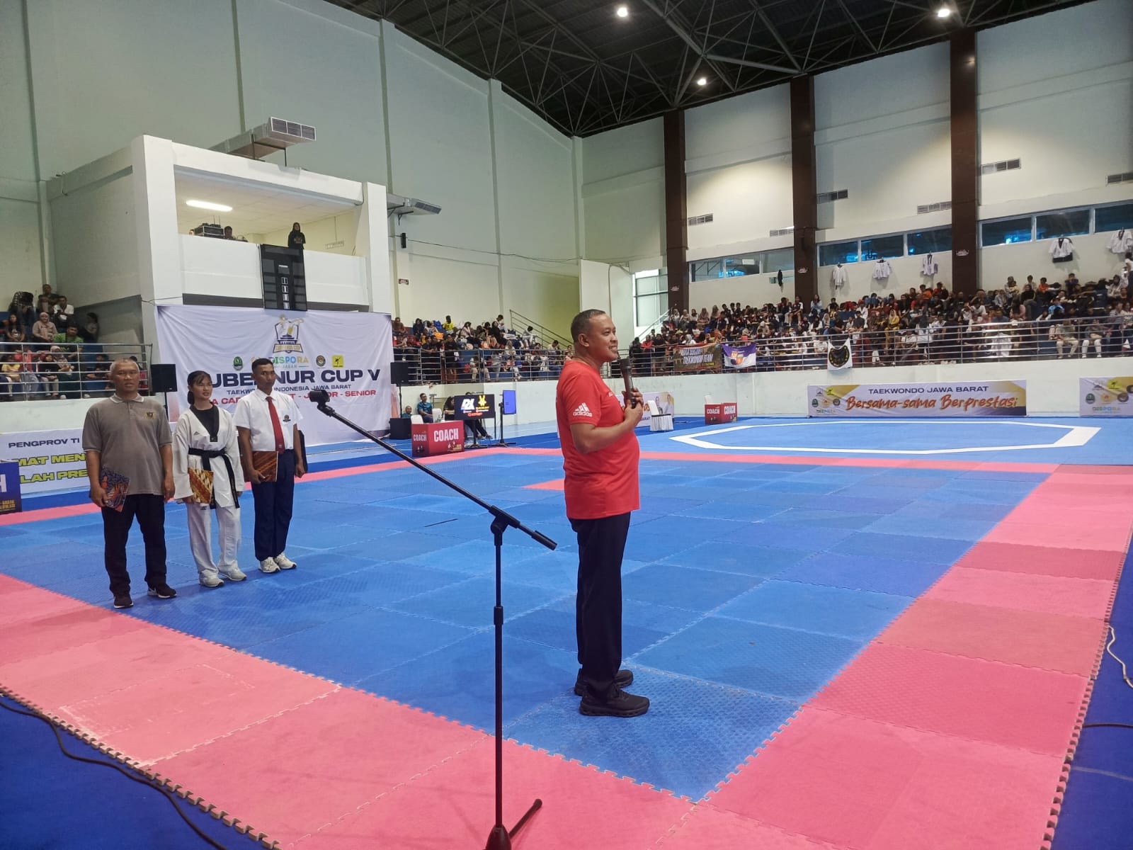 Kota Bekasi - Wali Kota Bekasi, Tri Adhianto Tjahyono membuka secara langsung Kejuaraan Gubernur Cup V Taekwondo Indonesia Provinsi Jawa Barat 2025 yang digelar di GOR Bang Yan, Kompleks Stadion Patriot Candrabhaga, Kota Bekasi, Sabtu (27/12/2025). Foto: Gobekasi.id.