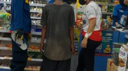 Kota Bekasi - Disdamkarmat Kota Bekasi diminta bantuan untuk merayu ODGJ agar mau dibawa ke RSUD Jatisampurna. Foto: Ist/Gobekasi.id.