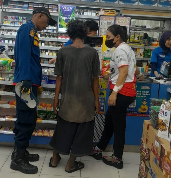 Kota Bekasi - Disdamkarmat Kota Bekasi diminta bantuan untuk merayu ODGJ agar mau dibawa ke RSUD Jatisampurna. Foto: Ist/Gobekasi.id.