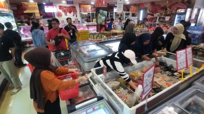 Kota Bekasi - Ramainya pembeli terlihat di Toko Daging Nusantara (TDN) Kranggan, Kota Bekasi, menjelang perayaan Natal dan Tahun Baru (Nataru), Sabtu (27/12/2025). Selama momen Nataru, transaksi penjualan daging di toko tersebut meningkat hingga menembus sekitar 1.000 transaksi per hari. Septian/Gobekasi.id