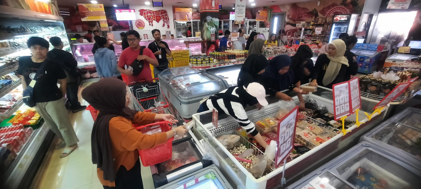 Kota Bekasi - Ramainya pembeli terlihat di Toko Daging Nusantara (TDN) Kranggan, Kota Bekasi, menjelang perayaan Natal dan Tahun Baru (Nataru), Sabtu (27/12/2025). Selama momen Nataru, transaksi penjualan daging di toko tersebut meningkat hingga menembus sekitar 1.000 transaksi per hari. Septian/Gobekasi.id