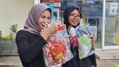Kota Bekasi - Sofya, salah satu pembeli daging slice bersama kerabatnya untuk keperluan malam pergantian tahun. Foto: Septian/Gobekasi.id.