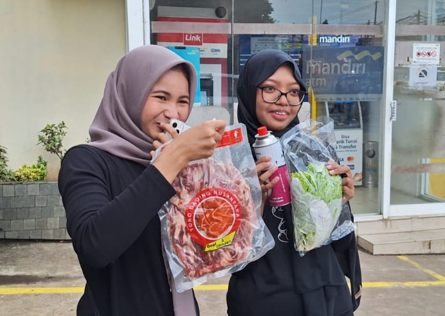Kota Bekasi - Sofya, salah satu pembeli daging slice bersama kerabatnya untuk keperluan malam pergantian tahun. Foto: Septian/Gobekasi.id.