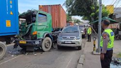 Kecelakaan Beruntun Libatkan Empat Truk Kontainer di Jalan Sultan Agung Bekasi