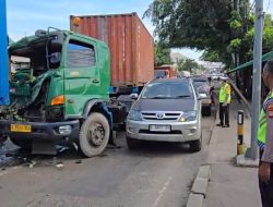 Kecelakaan Beruntun Libatkan Empat Truk Kontainer di Jalan Sultan Agung Bekasi