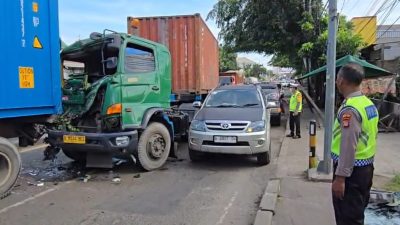 Kota Bekasi - Kecelakaan truk beruntun di Jalan Sultan Agung, Kota Bekasi, Minggu (28/12/2025). Foto: Ist/Gobekasi.id.