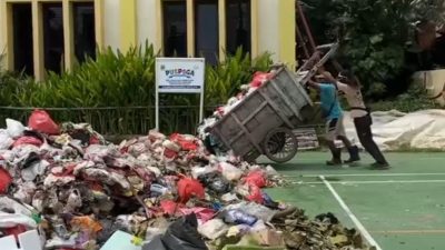 Kabupaten Bekasi - Puluhan gerobak sampah rumah tangga dibuang ke halaman Kantor Kelurahan Kebalen, Senin (29/12/2025). Foto: Ist/Gobekasi.id