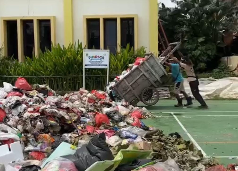 Kabupaten Bekasi - Puluhan gerobak sampah rumah tangga dibuang ke halaman Kantor Kelurahan Kebalen, Senin (29/12/2025). Foto: Ist/Gobekasi.id