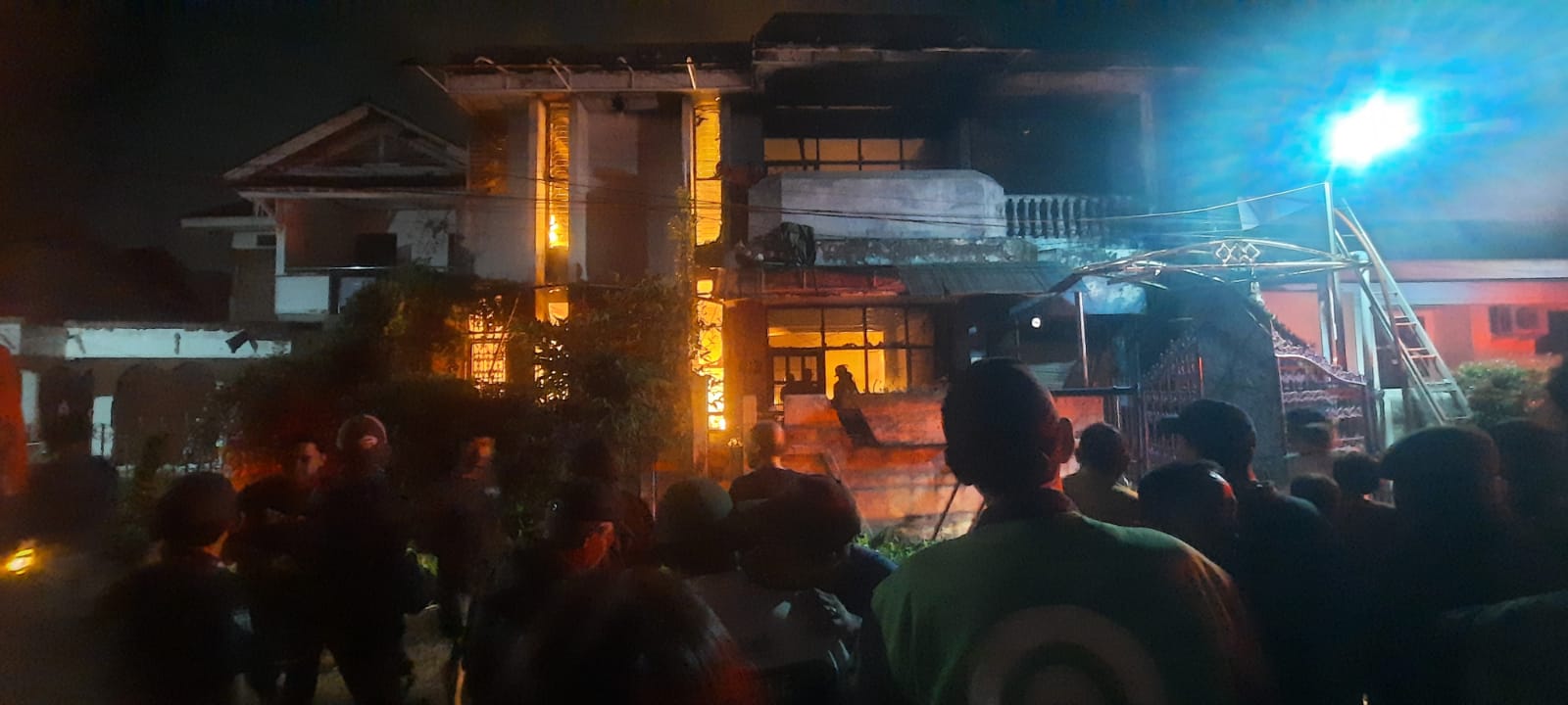 Kota Bekasi - Rumah tak berpenghuni di Perumahan Jakapermai, Kelurahan Jakasampurna, Kota Bekasi mendadak dilalap si jago merah, Senin (29/12/2025) malam. Foto: Ist/Gobekasi.id.