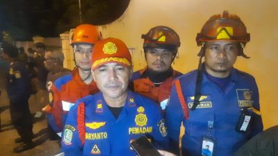 Kota Bekasi - Komandan Pleton Kompi B Damkar Kota Bekasi, Haryanto di Perumahan Jakapermai, Jakasampurna, Kota Bekasi, Minggu (29/12/2025) malam. Foto: Septian/Gobekasi.id.