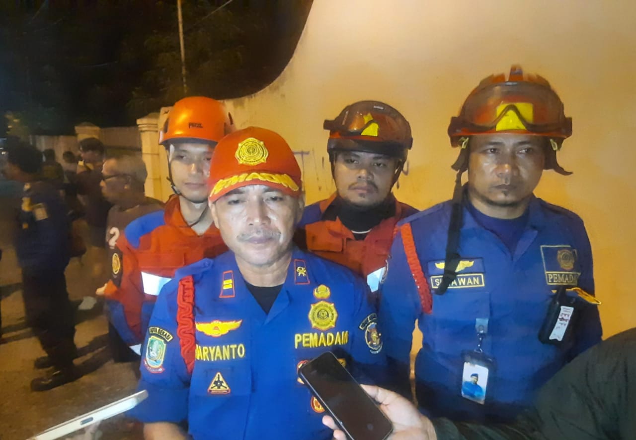 Kota Bekasi - Komandan Pleton Kompi B Damkar Kota Bekasi, Haryanto di Perumahan Jakapermai, Jakasampurna, Kota Bekasi, Minggu (29/12/2025) malam. Foto: Septian/Gobekasi.id.