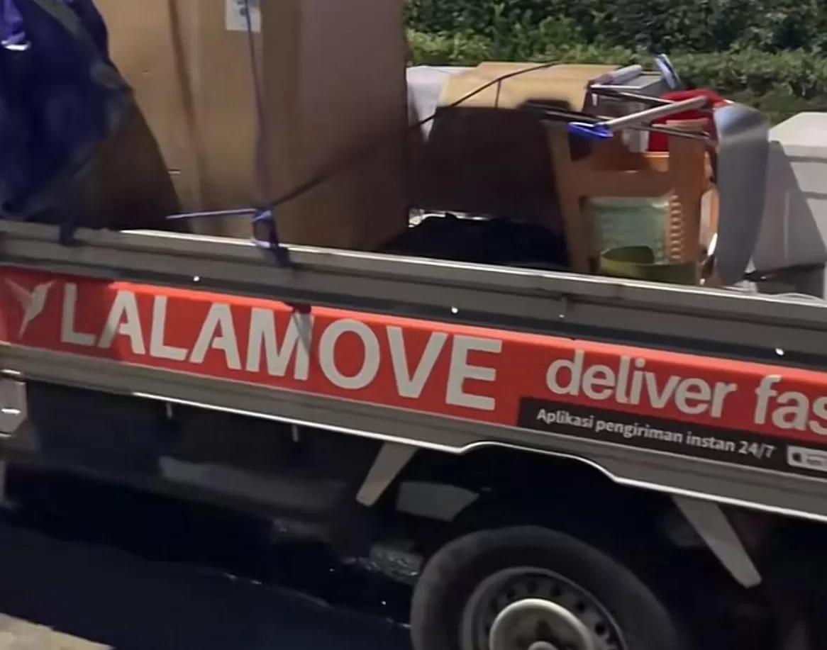 Kota Bekasi - Driver Lalamove bawa kabur 10 Laptop customer (Tiktok @cocosalmonn)