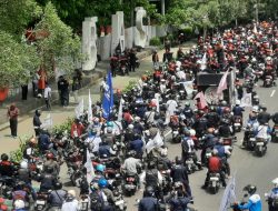 Ribuan Buruh Bekasi Konvoi ke Istana Negara, Jalan Ahmad Yani Macet