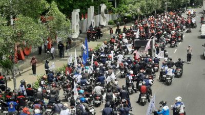 Kota Bekasi = Konvoi buruh ke Istana Negara melintasi Jalan Ahmad Yani, Kota Bekasi, Selasa (30/12/2025). Foto: Septian/Gobekasi.id.