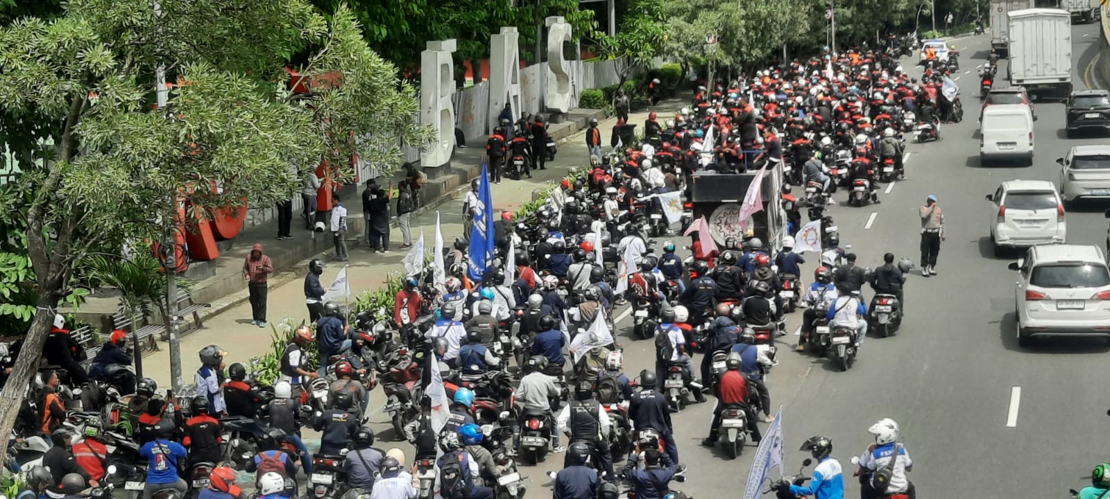 Kota Bekasi = Konvoi buruh ke Istana Negara melintasi Jalan Ahmad Yani, Kota Bekasi, Selasa (30/12/2025). Foto: Septian/Gobekasi.id.