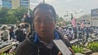 Kota Bekasi - Pengurus PC SPL FSPMI Kota Bekasi, Budi Lahmudi di sela-sela aksi menuju Istana Negara, Selasa (30/12/2025). Foto: Septian/Gobekasi.id.