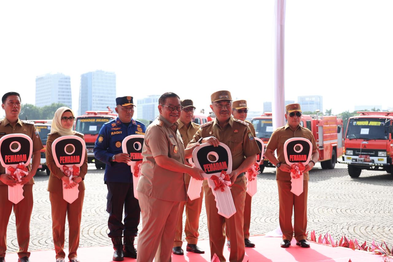 Kota Bekasi - Gubernur DKI Jakarta, Pramono Anung memberikan hibah satu mobil pemadam kebakaran yang diterima langsung oleh Wakil Wali Kota Bekasi, Senin (29/12/2025). Foto: Ist/Gobekasi.id.