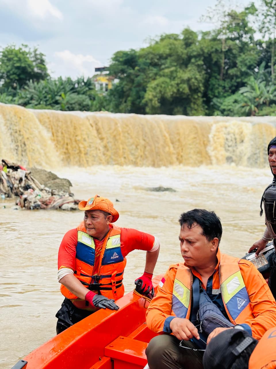 Kota Bekasi - Dinas Lingkungan Hidup (DLH) Kota Bekasi melakukan susur sungai untuk menelusuri potensi sumber pencemar. Kegiatan ini dilakukan bersama Komunitas Peduli Sungai Cileungsi Cikeas (KP2C). Foto: Ist/Gobekasi.id.
