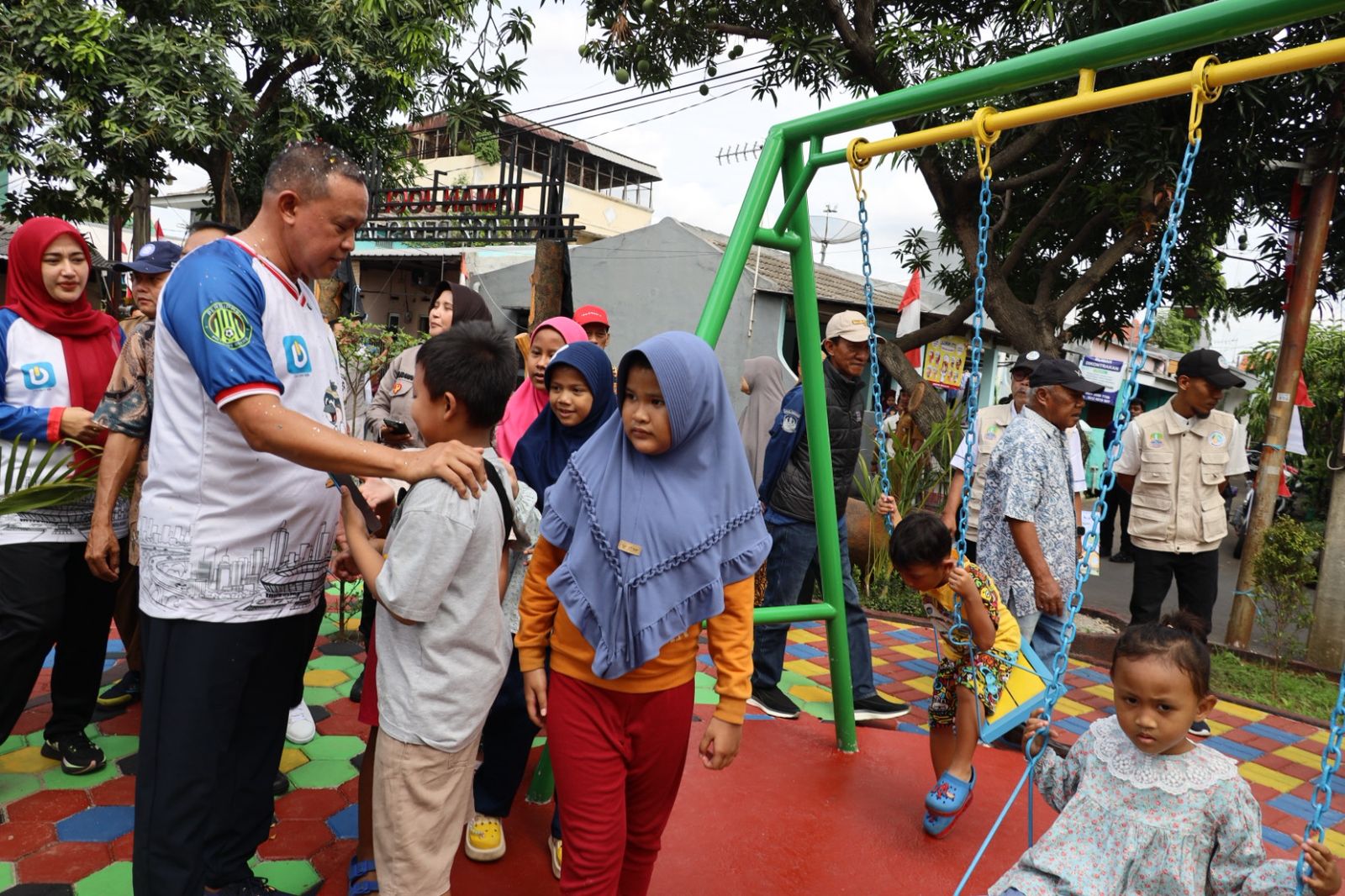 Kota Bekasi - Wali Kota Bekasi Tri Adhianto meresmikan Taman Joglo di RW 12 Kelurahan Bekasijaya, Kecamatan Bekasi Timur, Selasa (30/12/2025). Foto: Ist/Gobekasi.id.